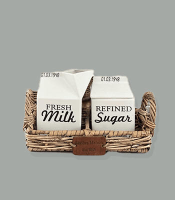 Set aus Milch- und Zuckerbehälter in einem geflochtenen Korb, mit 'Fresh Milk' und 'Refined Sugar' Beschriftung