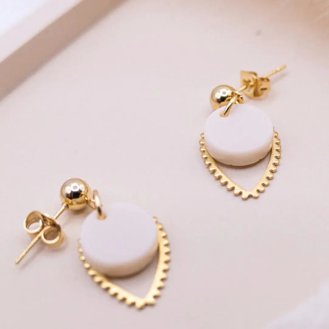 Tilda & Theo Ohrringe Blütenanhänger beiges Acryl und Messing