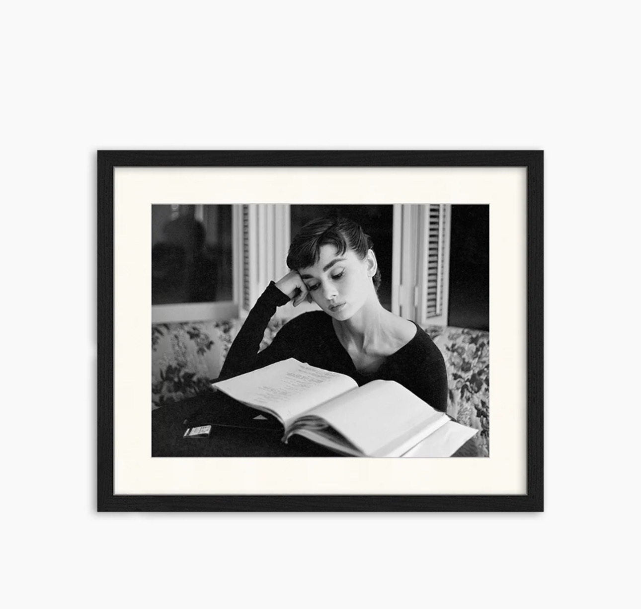 Wandbild Audrey Hepburn Reading 30x40cm